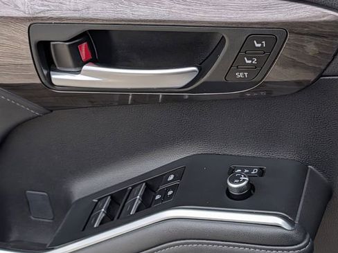 Used 2023 Toyota Highlander Limited image 25