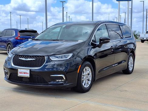 Used 2024 Chrysler Pacifica Touring-L image 4