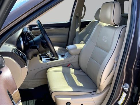 Used 2019 Jeep Grand Cherokee Overland AWD/4WD image 8