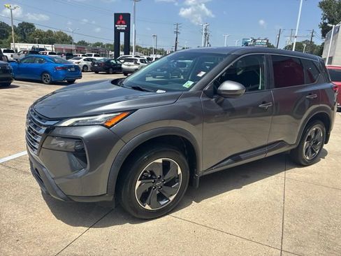 Used 2024 Nissan Rogue SV FWD image 3
