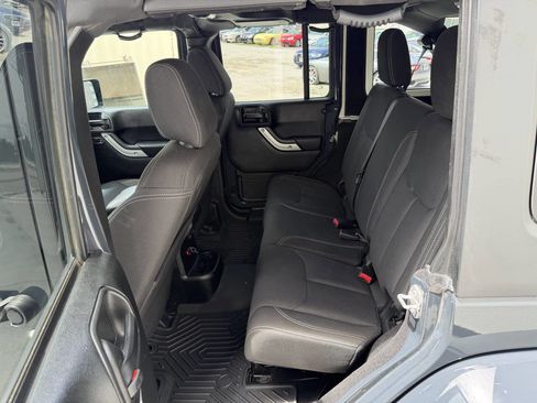 Used 2018 Jeep Wrangler Unlimited Sahara AWD/4WD image 18