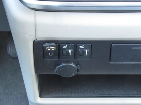 Used 2016 Toyota Sienna XLE w/ XLE Navigation Package FWD image 33
