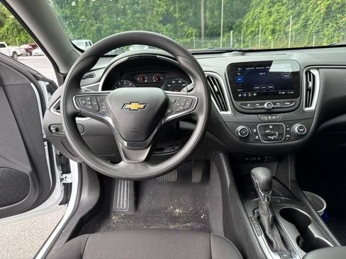 Used 2025 Chevrolet Malibu LS FWD image 15