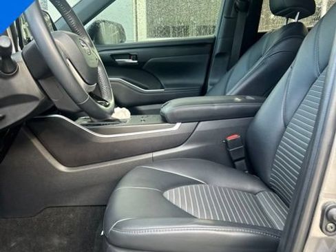 Used 2023 Toyota Highlander XSE FWD image 9