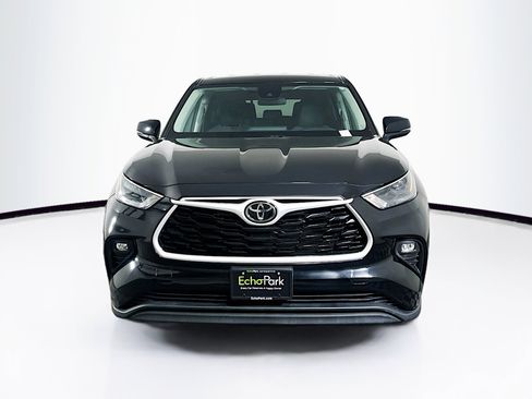Used 2023 Toyota Highlander LE image 2