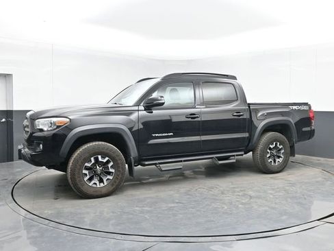 Used 2017 Toyota Tacoma TRD Off-Road w/ Premium & Technology Package image 6