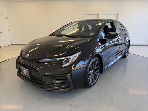 Used 2023 Toyota Corolla SE w/ Carpet Mat Package (TMS) FWD image 3