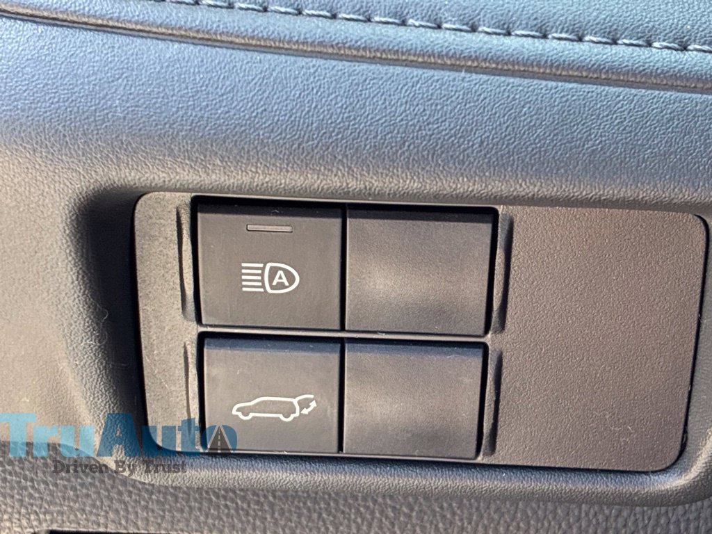 Used 2021 Toyota Highlander LE FWD image 37