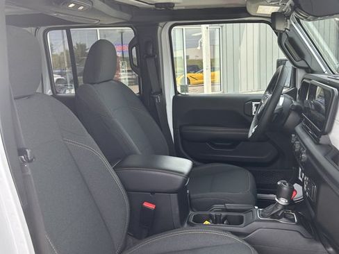 Used 2025 Jeep Wrangler Unlimited Sahara AWD/4WD image 16