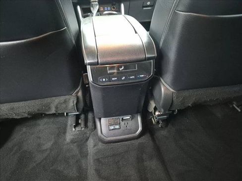 Used 2022 Toyota Highlander Limited FWD image 19
