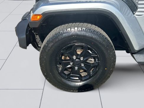 Used 2021 Jeep Gladiator Willys image 9
