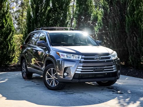 Used 2019 Toyota Highlander XLE image 2