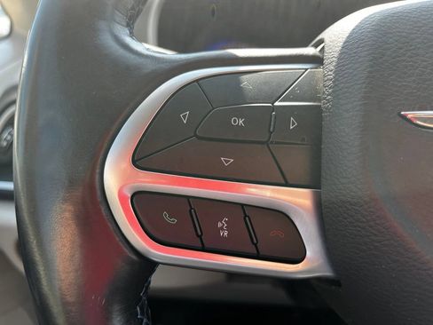 Used 2021 Chrysler Pacifica Touring-L FWD image 14