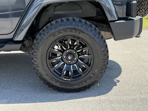 Used 2018 Jeep Wrangler Unlimited Sahara w/ Connectivity Group AWD/4WD image 38