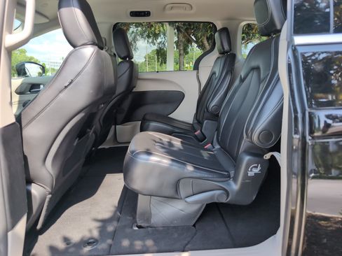 Used 2024 Chrysler Pacifica Touring-L FWD image 29