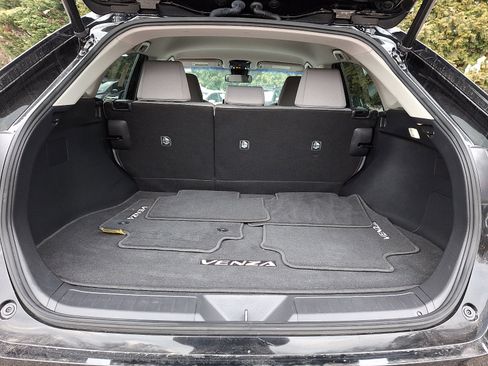 Used 2022 Toyota Venza LE image 22