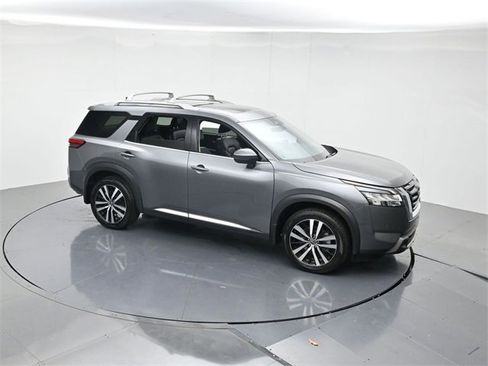 Used 2024 Nissan Pathfinder Platinum image 36