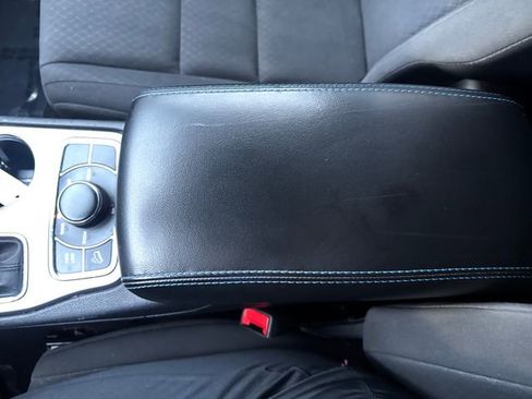 Used 2019 Jeep Grand Cherokee Laredo image 29