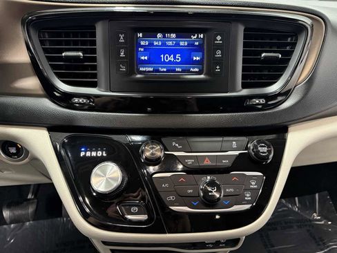 Used 2017 Chrysler Pacifica Touring-L image 20
