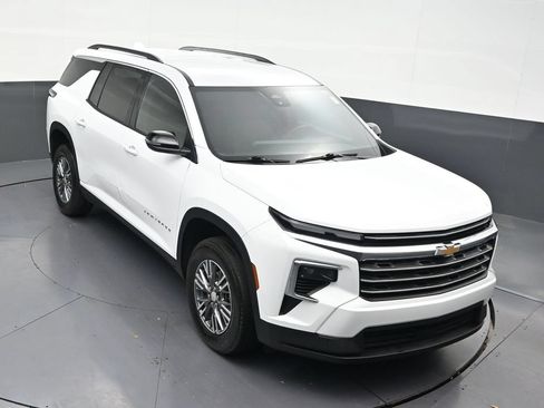 Used 2025 Chevrolet Traverse LT FWD image 23