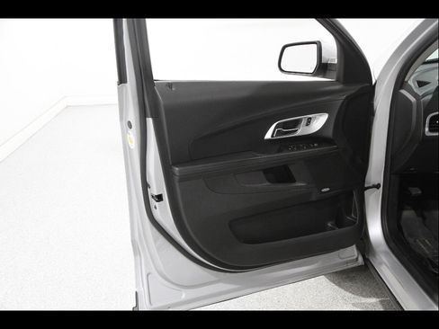 Used 2017 Chevrolet Equinox LT w/ Convenience Package image 4