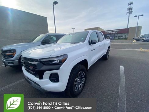 Used 2025 Chevrolet Colorado Z71 w/ Technology Package AWD/4WD image 4