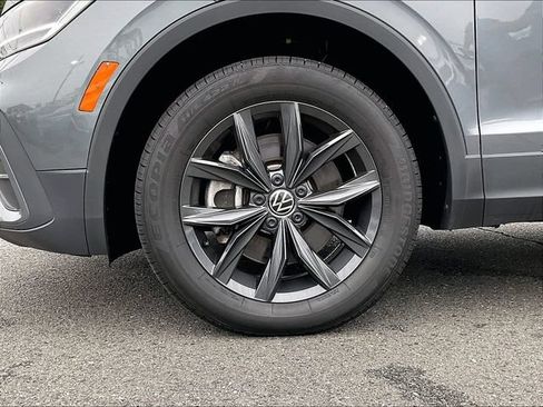 Used 2024 Volkswagen Tiguan SE w/ Panoramic Sunroof Package AWD/4WD image 9