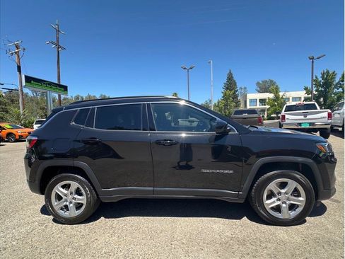 Used 2023 Jeep Compass Latitude AWD/4WD image 9