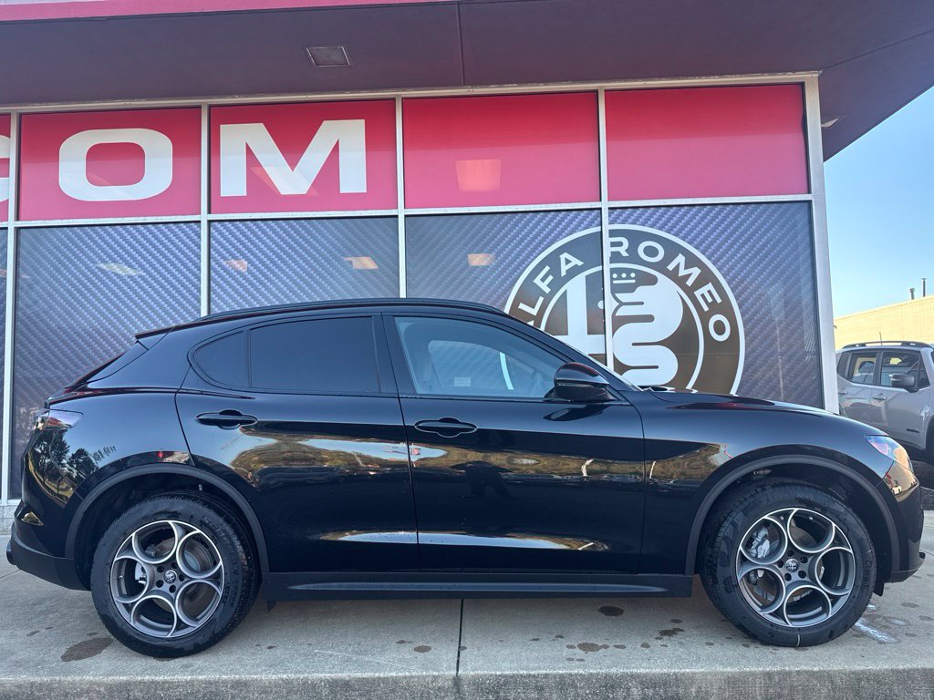 New 2026 Alfa Romeo Stelvio Sprint AWD/4WD image 2