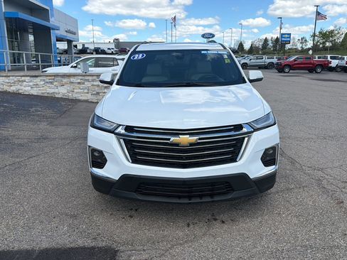 Used 2023 Chevrolet Traverse LT w/ LT Premium Package AWD/4WD image 2