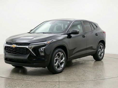 Used 2025 Chevrolet Trax LT image 3