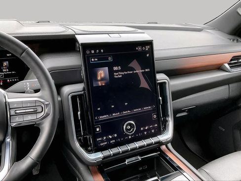 Used 2025 GMC Yukon XL Denali AWD/4WD image 7