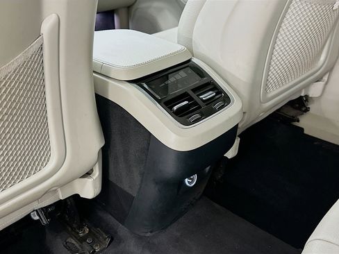 Used 2020 Volvo XC90 T5 Momentum image 29