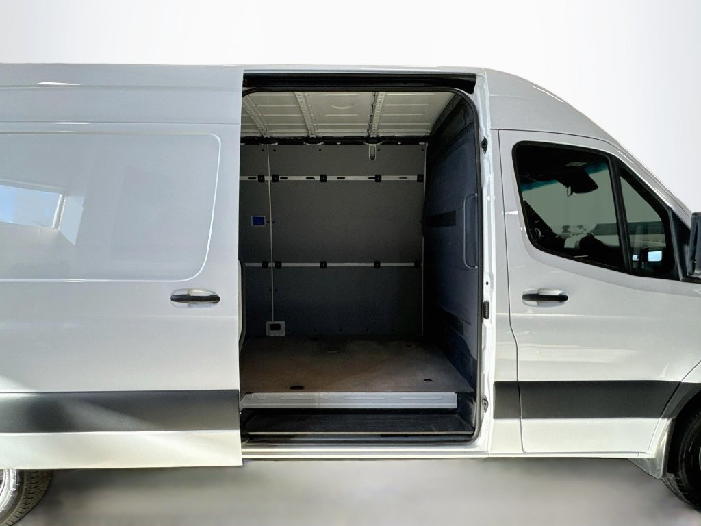 Used 2023 Mercedes-Benz Sprinter 4500 image 31