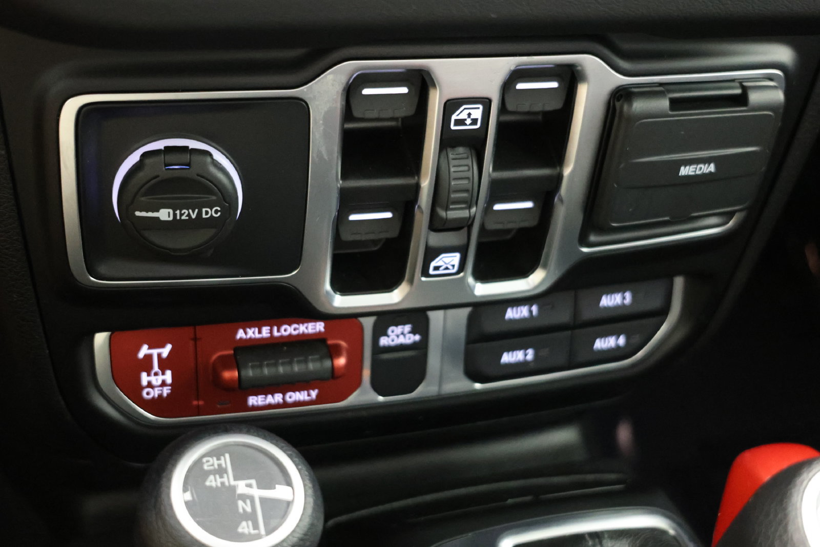 Used 2025 Jeep Gladiator Mojave w/ Convenience Group AWD/4WD image 29