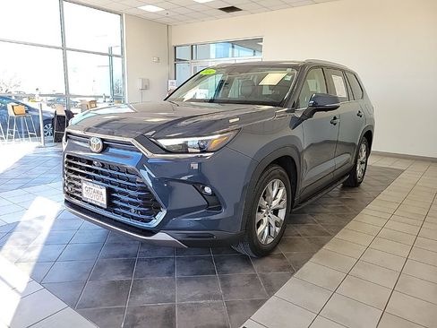 Used 2024 Toyota Grand Highlander Limited image 2