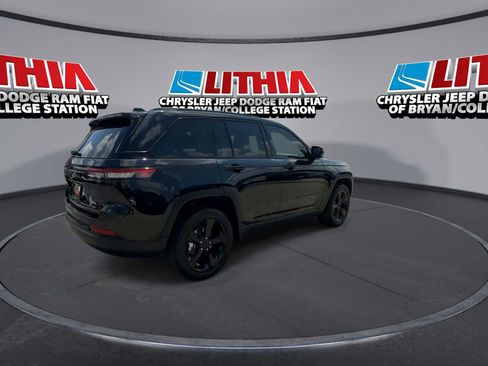 Used 2023 Jeep Grand Cherokee Limited w/ Black Appearance Package AWD/4WD image 8