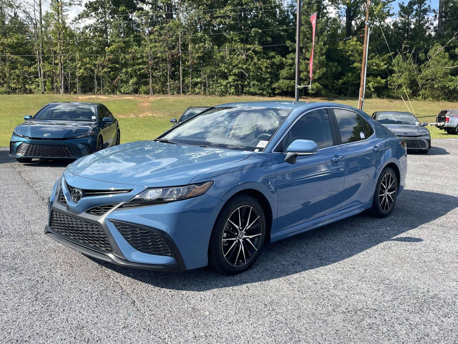 Used 2023 Toyota Camry SE FWD image 5