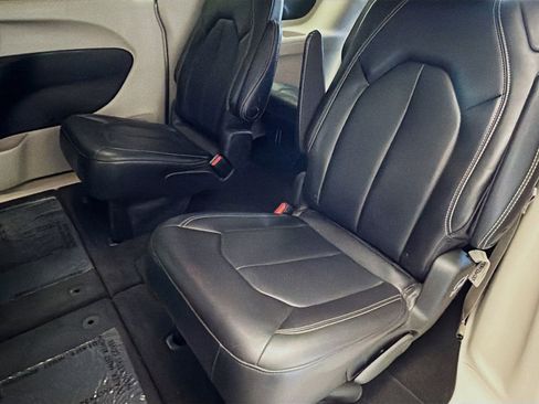 Used 2023 Chrysler Pacifica Touring-L FWD image 13