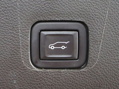 Used 2023 Chevrolet Traverse LT w/ Rear Camera Mirror Package image 52