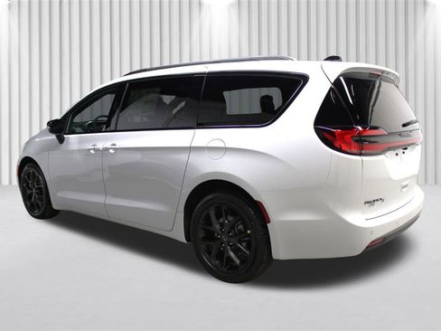 New 2026 Chrysler Pacifica Select w/ S Appearance Package image 5