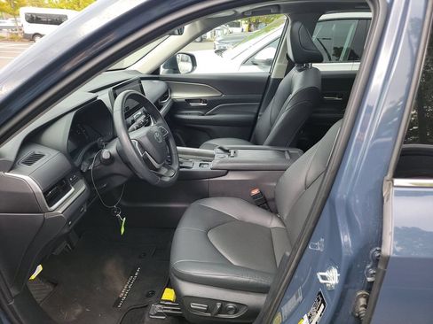 Used 2025 Toyota Grand Highlander AWD image 3