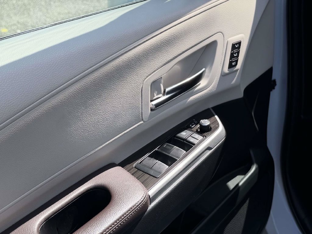 Used 2022 Toyota Sienna Platinum AWD/4WD image 18