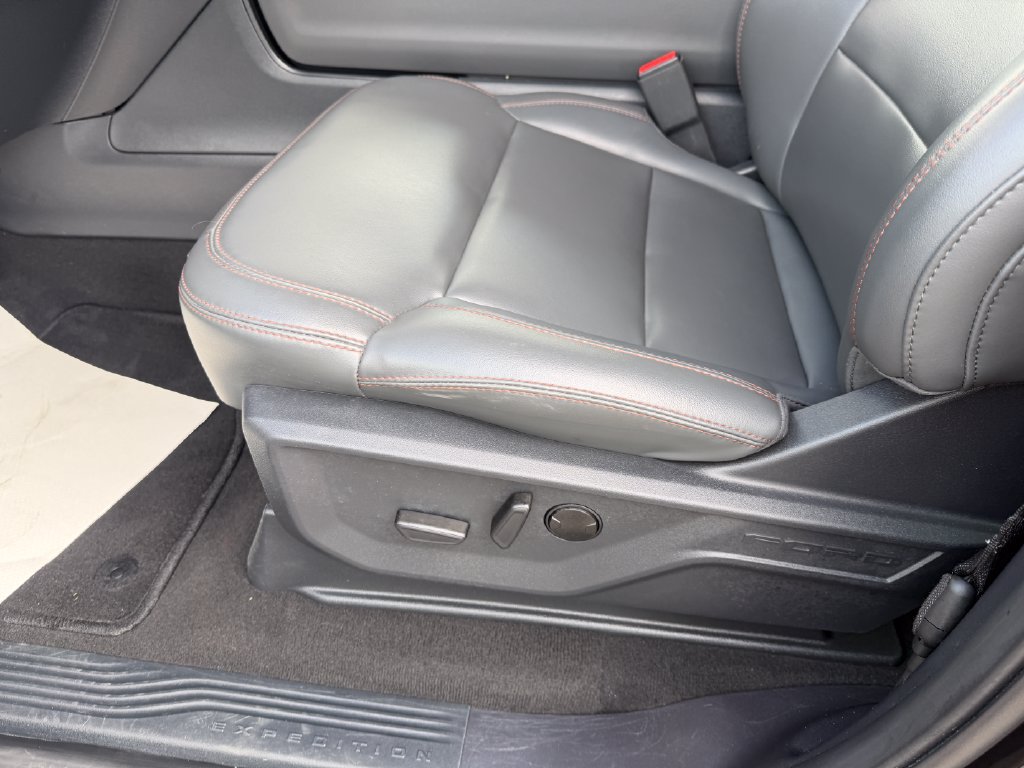 Certified 2025 Ford Expedition Active AWD/4WD image 19