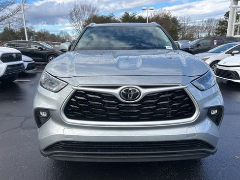 Used 2024 Toyota Highlander XLE image 2