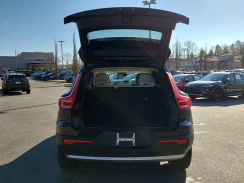 Used 2023 Volvo XC40 B5 Plus image 14