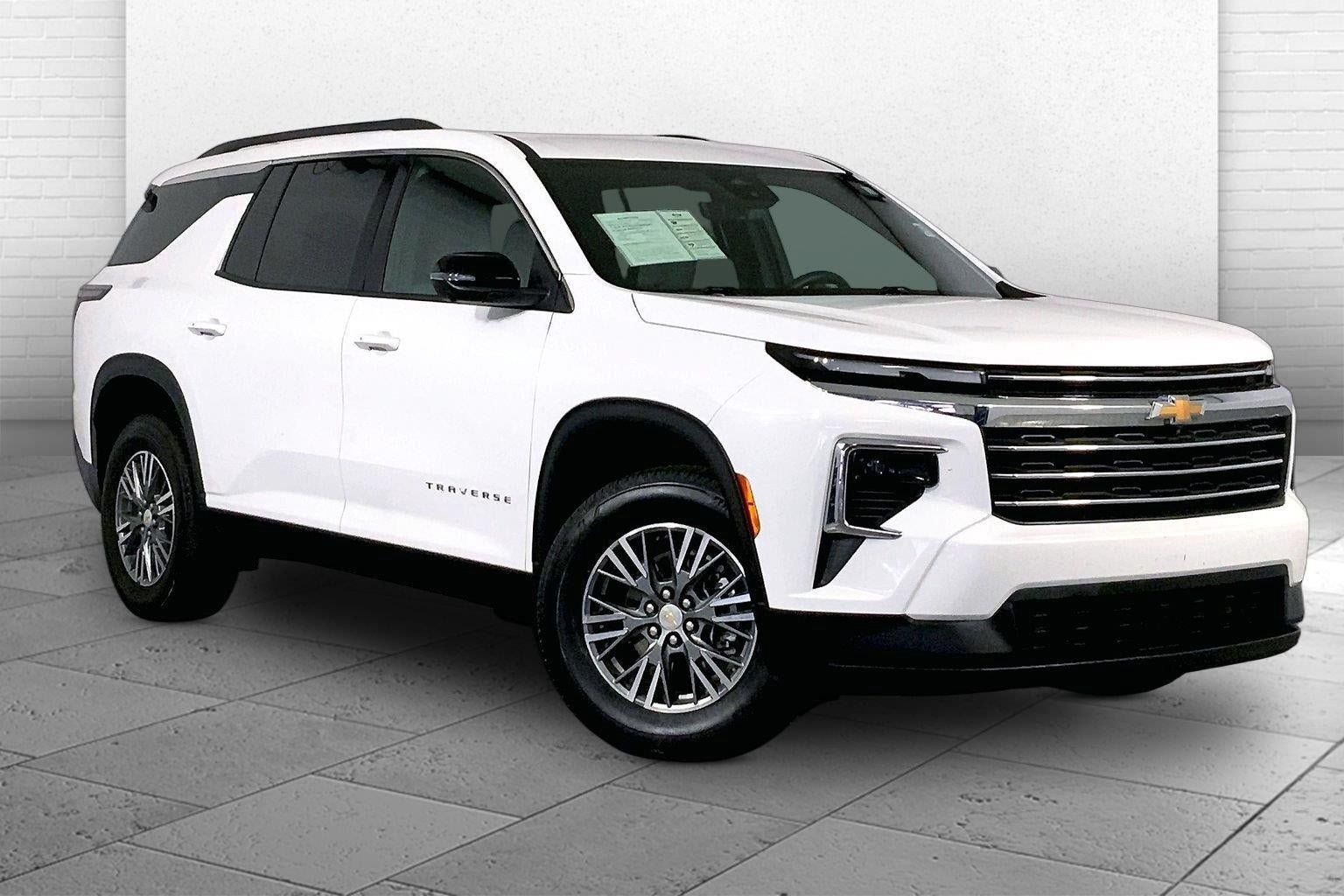 Used 2026 Chevrolet Traverse LT w/ Driver Confidence Package FWD image 1