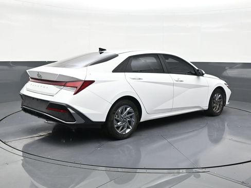 Used 2024 Hyundai Elantra SEL FWD image 5