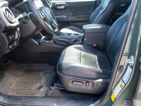 Used 2022 Toyota Tacoma TRD Off-Road AWD/4WD image 12