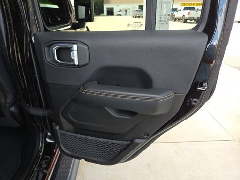 Used 2024 Jeep Wrangler Unlimited Sahara w/ Technology Group AWD/4WD image 43